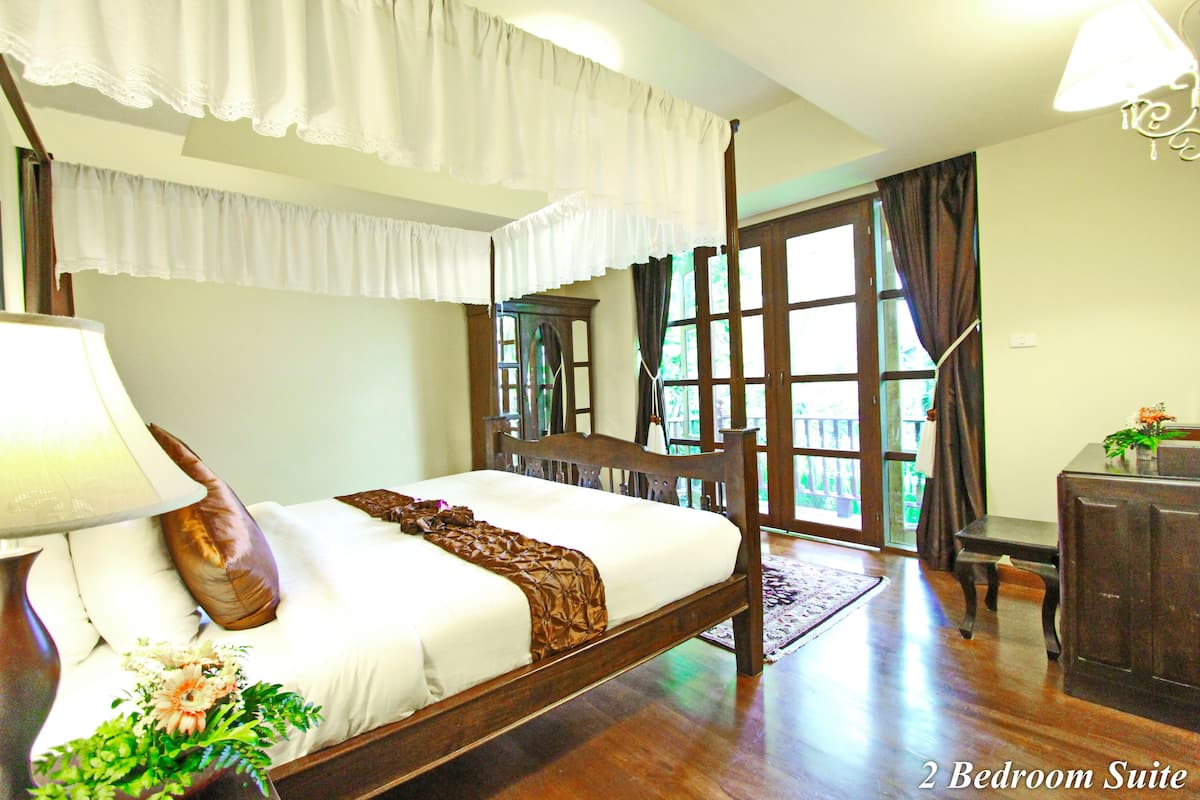 suite, 2 bedrooms, jetted tub | in-room safe, desk, blackout curtains, free wifi