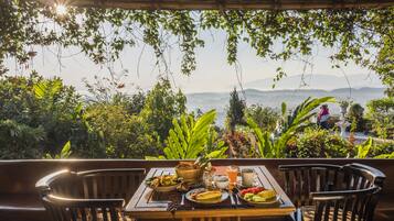 Komplett frukost varje dag (THB 300 per person)