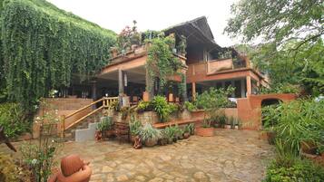 Breakfast, lunch, dinner served; Thai cuisine, garden views