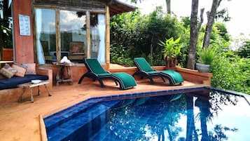 Hồ bơi ngoài trời, dù/ô trên bãi biển/hồ bơi, ghế dài tắm nắng
