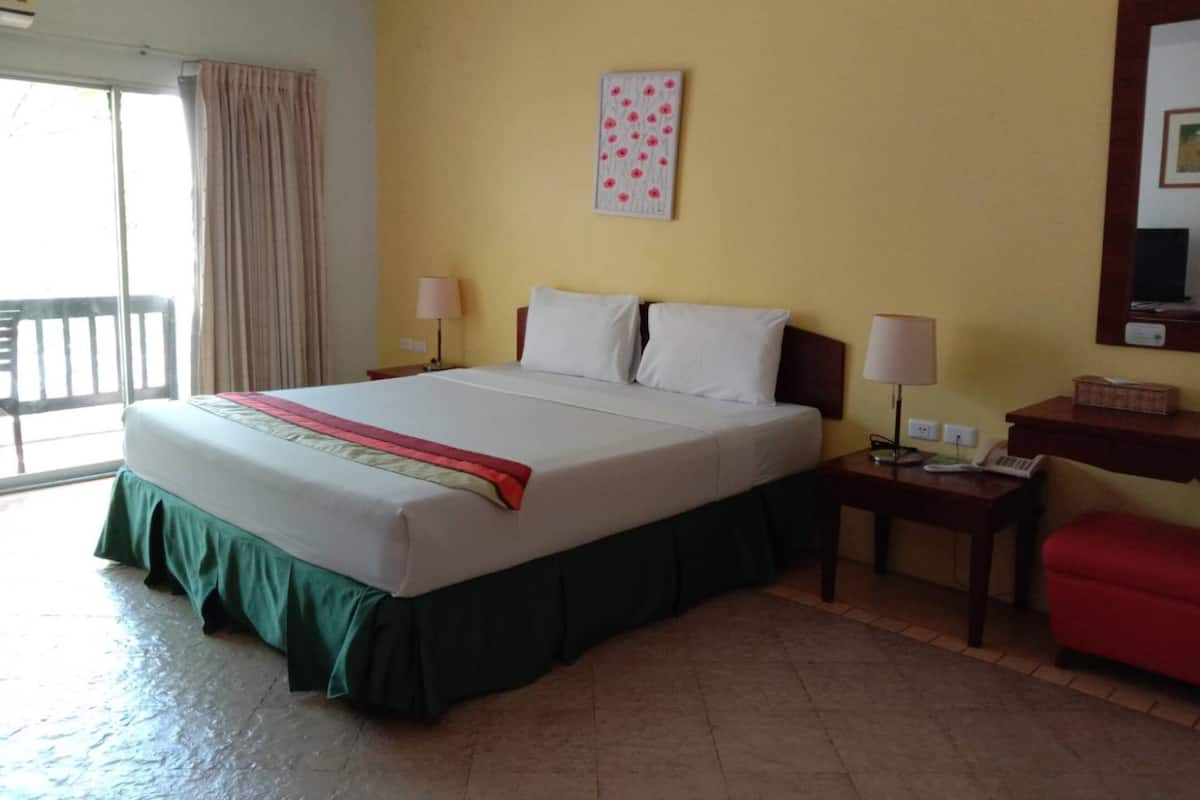 Minibar, desk, free WiFi