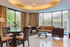 Suite at Pool | Coin séjour | Télévision de 40 pouces avec chaînes par satellite