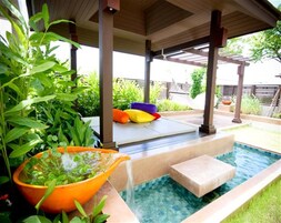 Basil Suite | Zona de estar | Televisión de 40 pulgadas con canales por satélite