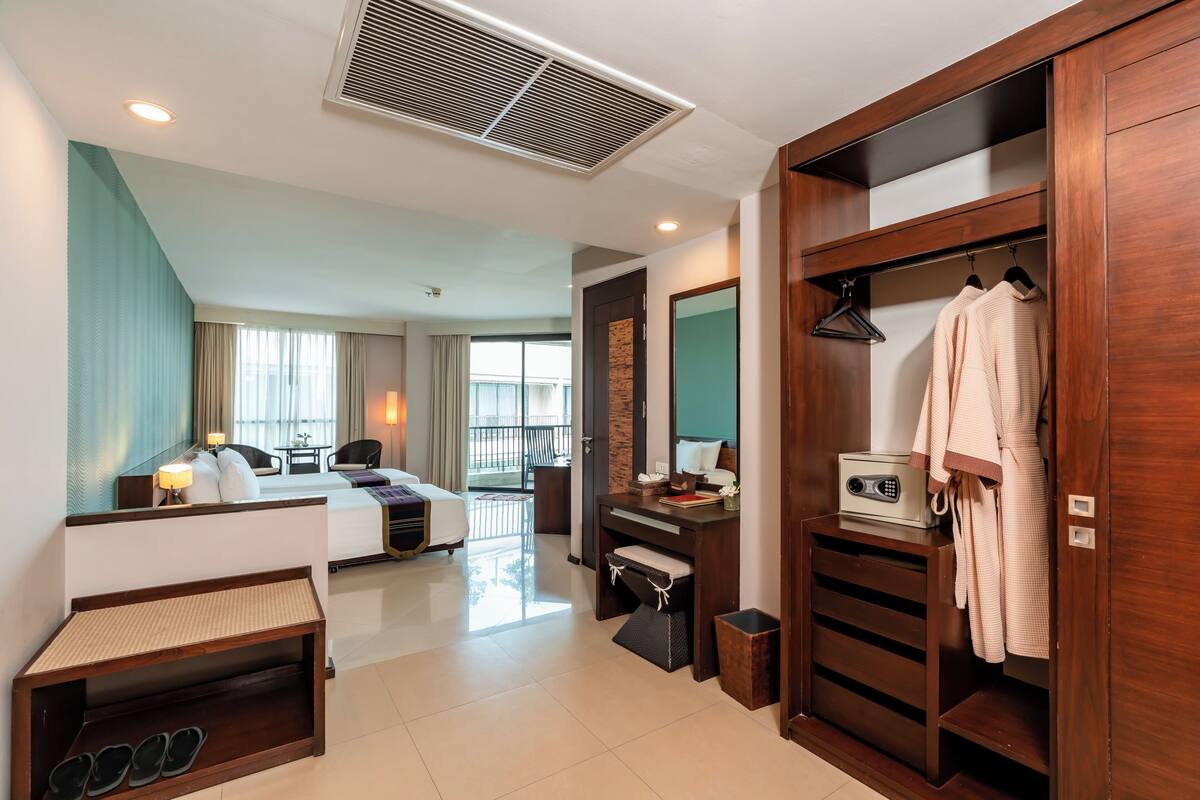 Quarto duplo luxo, 2 camas de solteiro | Cofres nos quartos, Wi-Fi de cortesia, roupa de cama