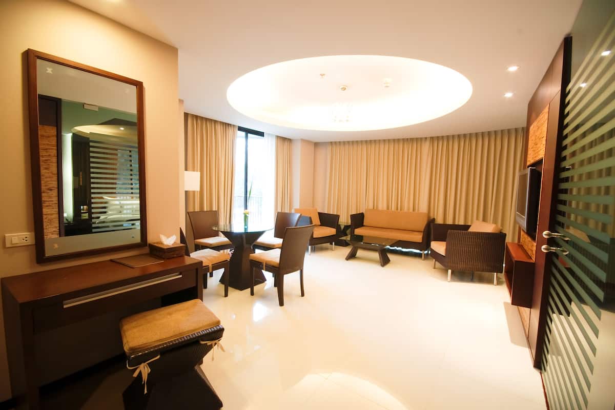 Suite at Pool | Phòng khách | TV 40-inch có truyền hình vệ tinh
