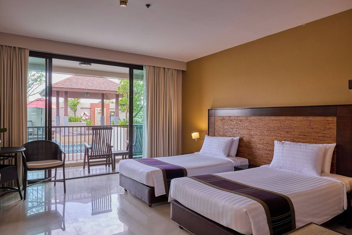 Quarto duplo luxo, 2 camas de solteiro | Cofres nos quartos, Wi-Fi de cortesia, roupa de cama