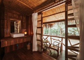 Standaard kamer | Een bureau, beddengoed