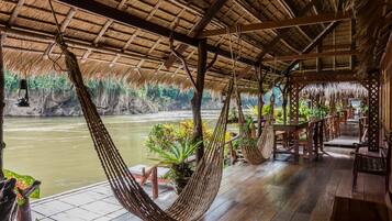 Raft Triple Dinner Breakfast and Join boat check in - check out | Terraço/pátio