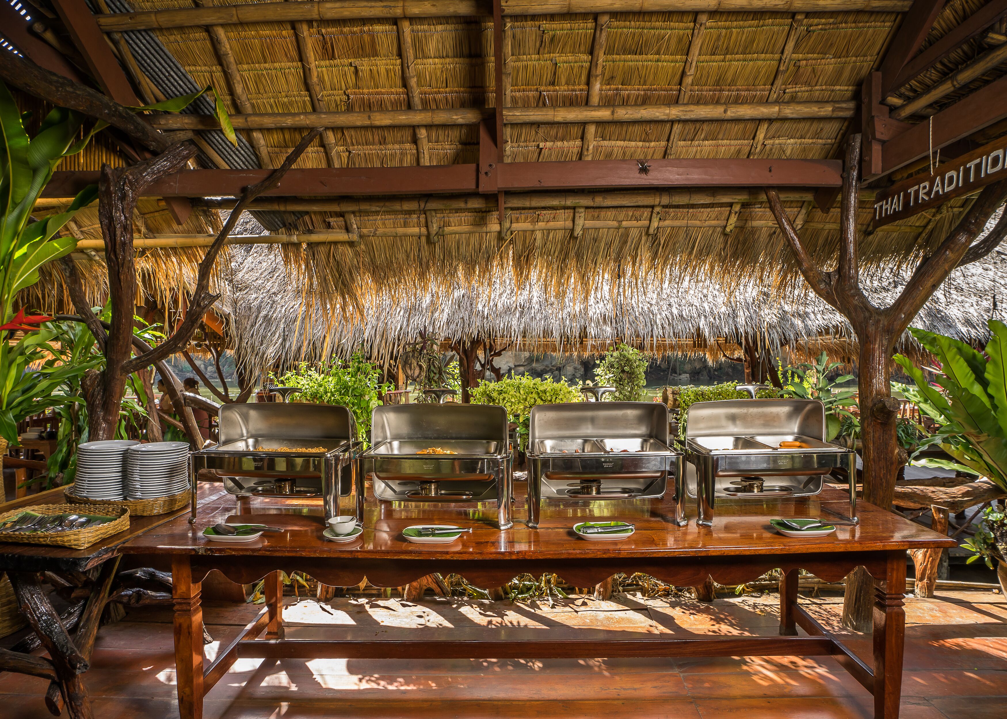 อาหารเช้าแบบท้องถิ่นทุกวัน (THB 450 ต่อคน)