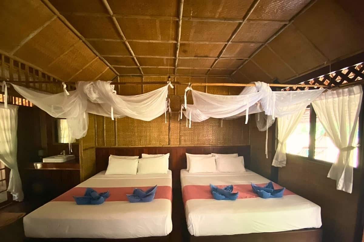 Jungle Vibe Quad Dinner Breakfast and Join boat check in - check out | Bureau, draps fournis