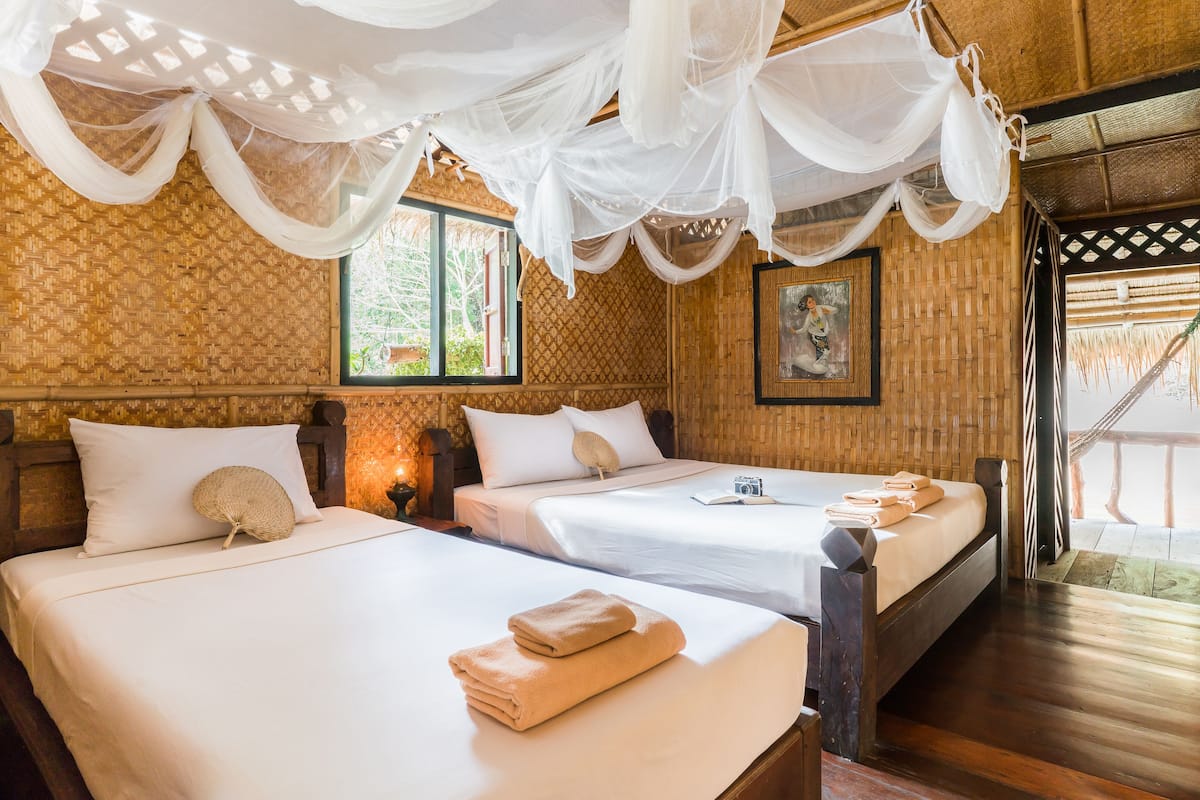 1 bedroom, desk, bed sheets