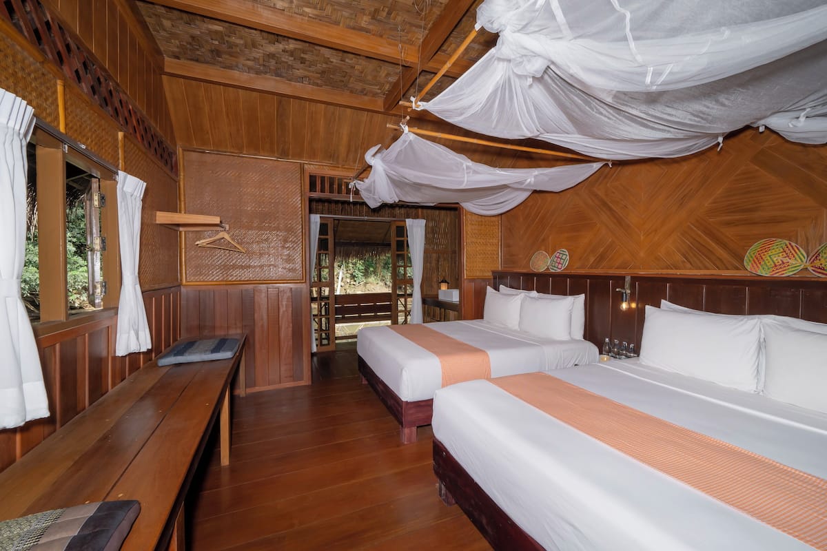 Jungle Vibe Quad Dinner Breakfast and Join boat check in - check out | 책상, 침대 시트