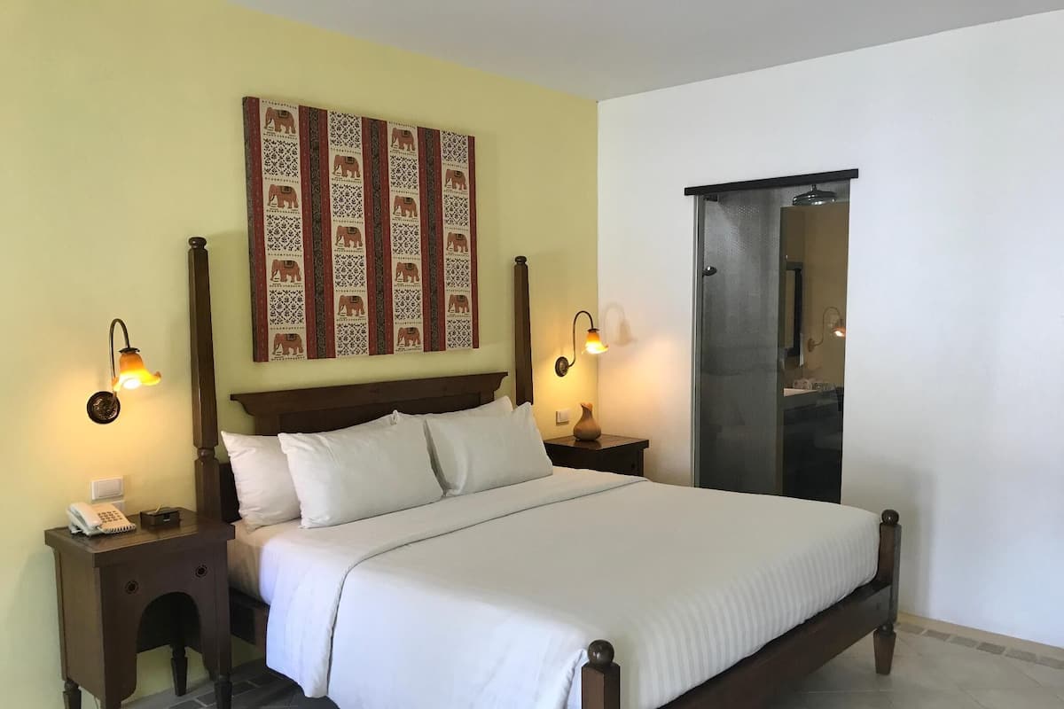 Minibar, individually decorated, individually furnished, desk