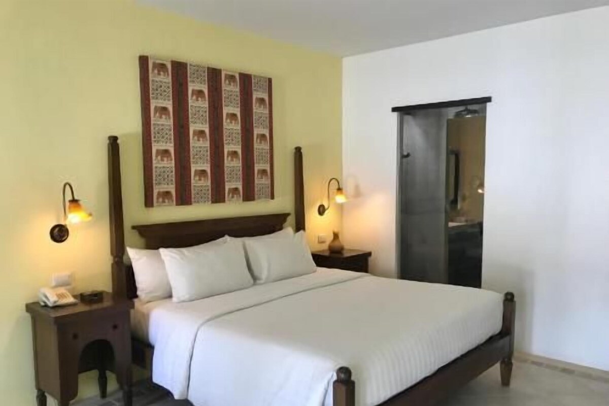 Minibar, escritorio y espacio para trabajar con laptop 