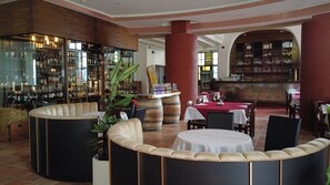 Breakfast, lunch, dinner served; Italian cuisine 