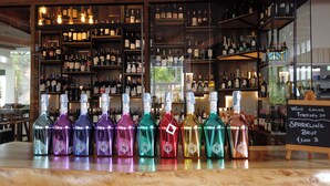 Un bar proposant un large choix de bouteilles et dont le menu est écrit sur un tableau noir.