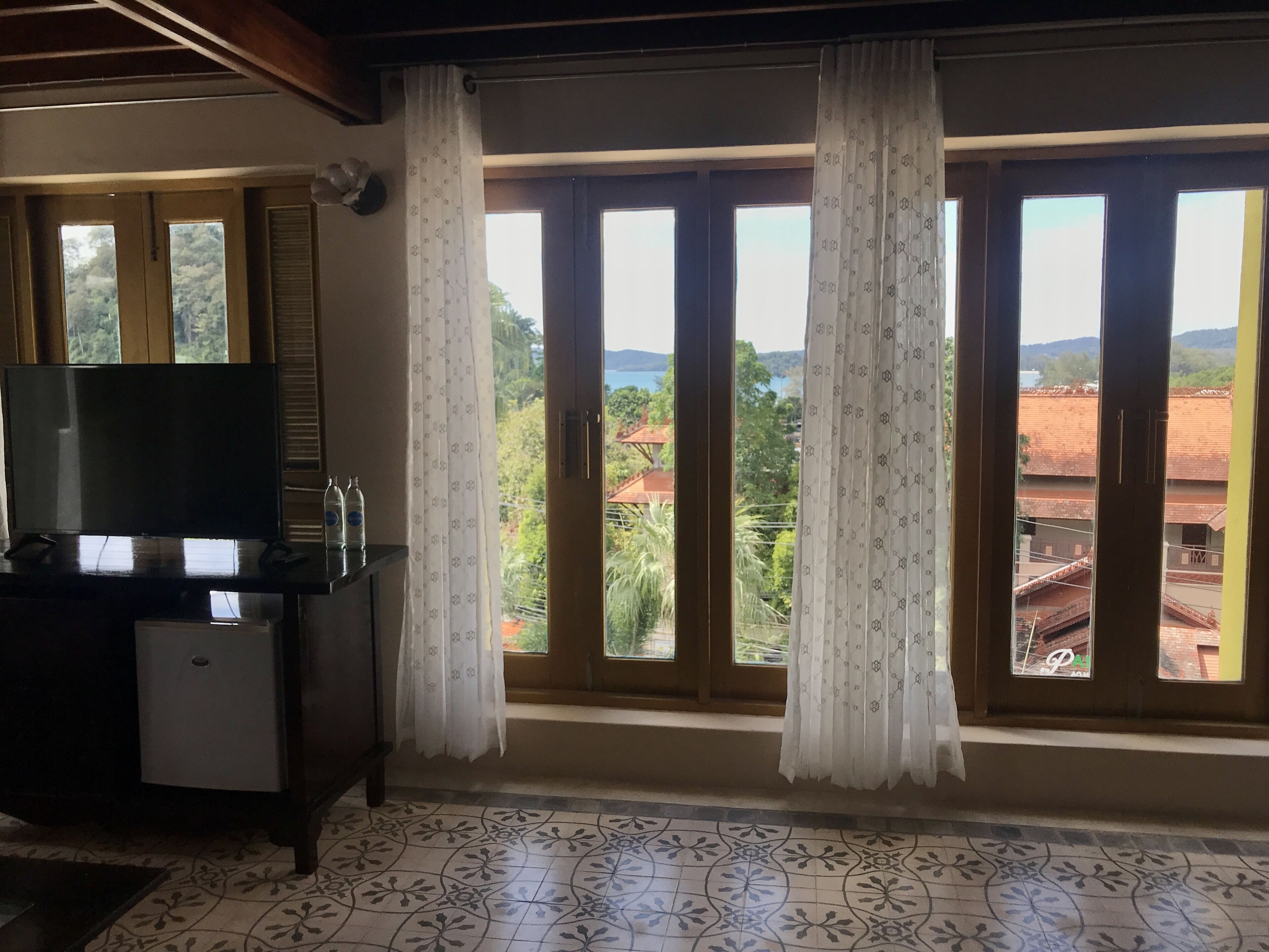 family penthouse, 3 bedrooms, ocean view, sea facing | living area | 28-inch lcd tv with satellite channels