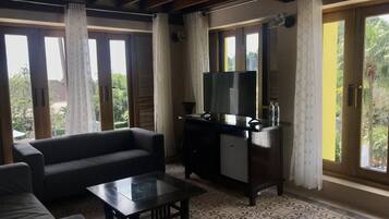 Attico familiare, 3 camere da letto, vista oceano, fronte mare | Area soggiorno | TV LCD 28 pollici con canali satellitari