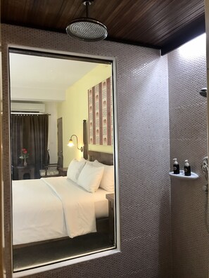 Minibar, decoración personalizada, muebles diferentes y escritorio 