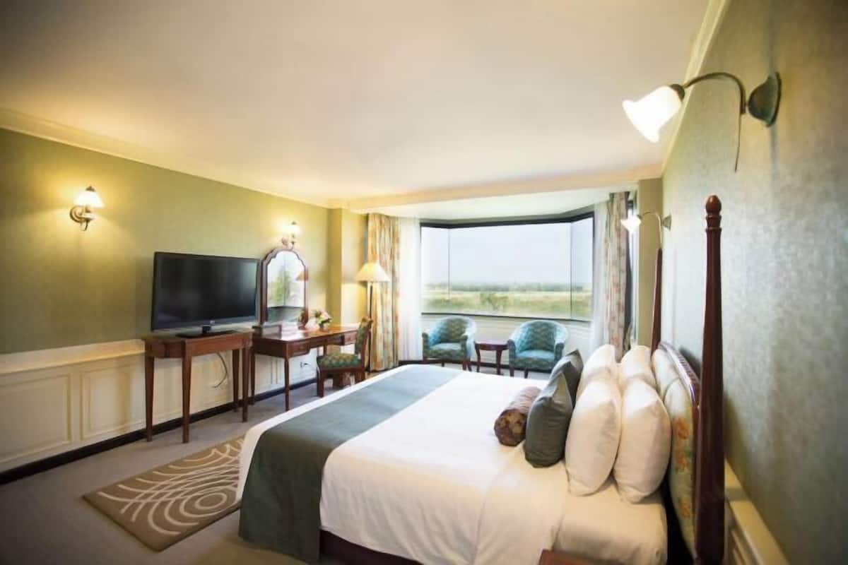 Minibar, in-room safe, desk, free cribs/infant beds