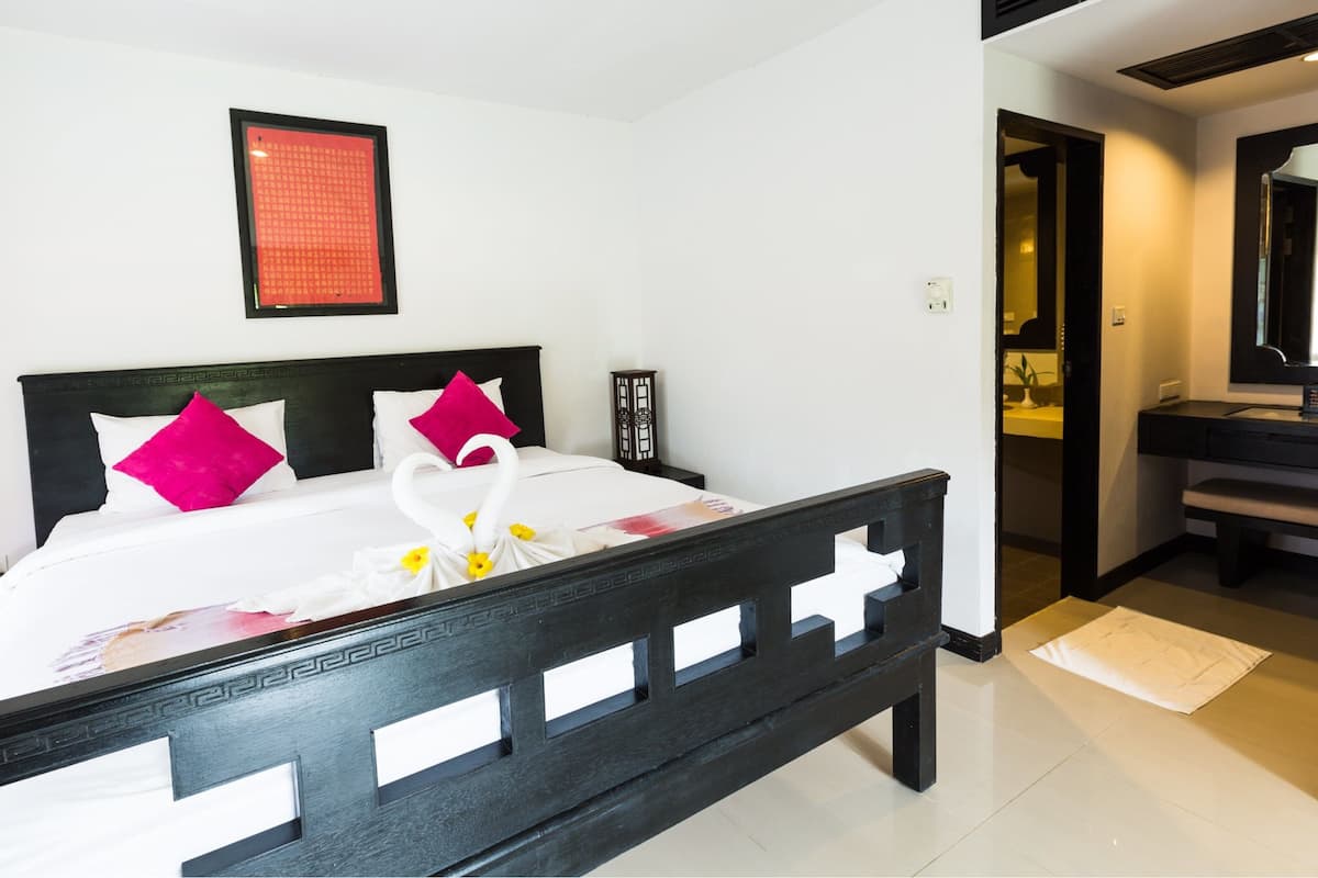 Tacola Deluxe Lake Side | Minibar, in-room safe, desk, free cribs/infant beds