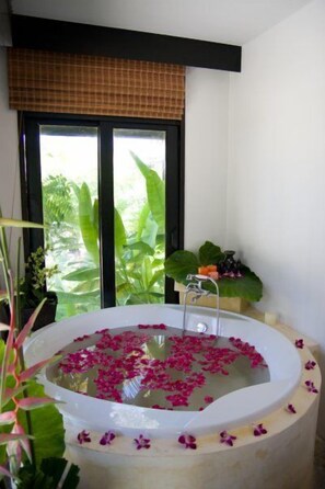 Deep-soaking bathtub