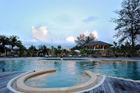 Outdoor pool - The Tacola Resort & Spa (Takua Pa)