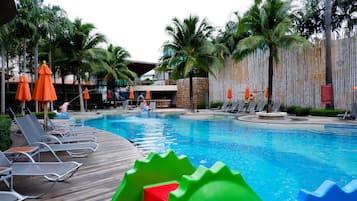3 outdoor pools, pool umbrellas, pool loungers