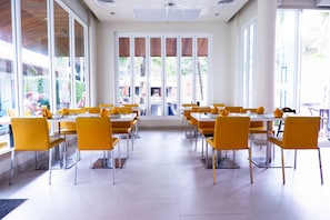 2 restaurants; breakfast, lunch, and dinner served
