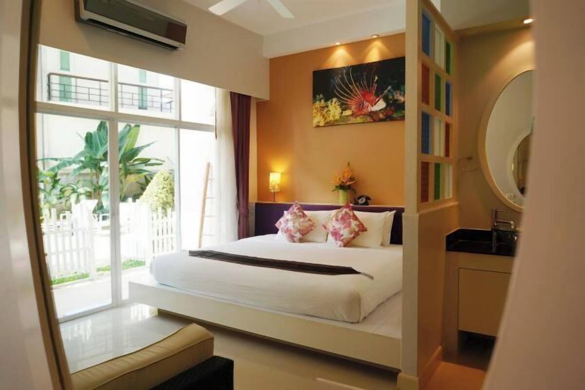 Premium bedding, in-room safe, desk, iron/ironing board