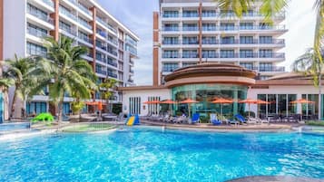 Premium bedding, in-room safe, desk, iron/ironing board