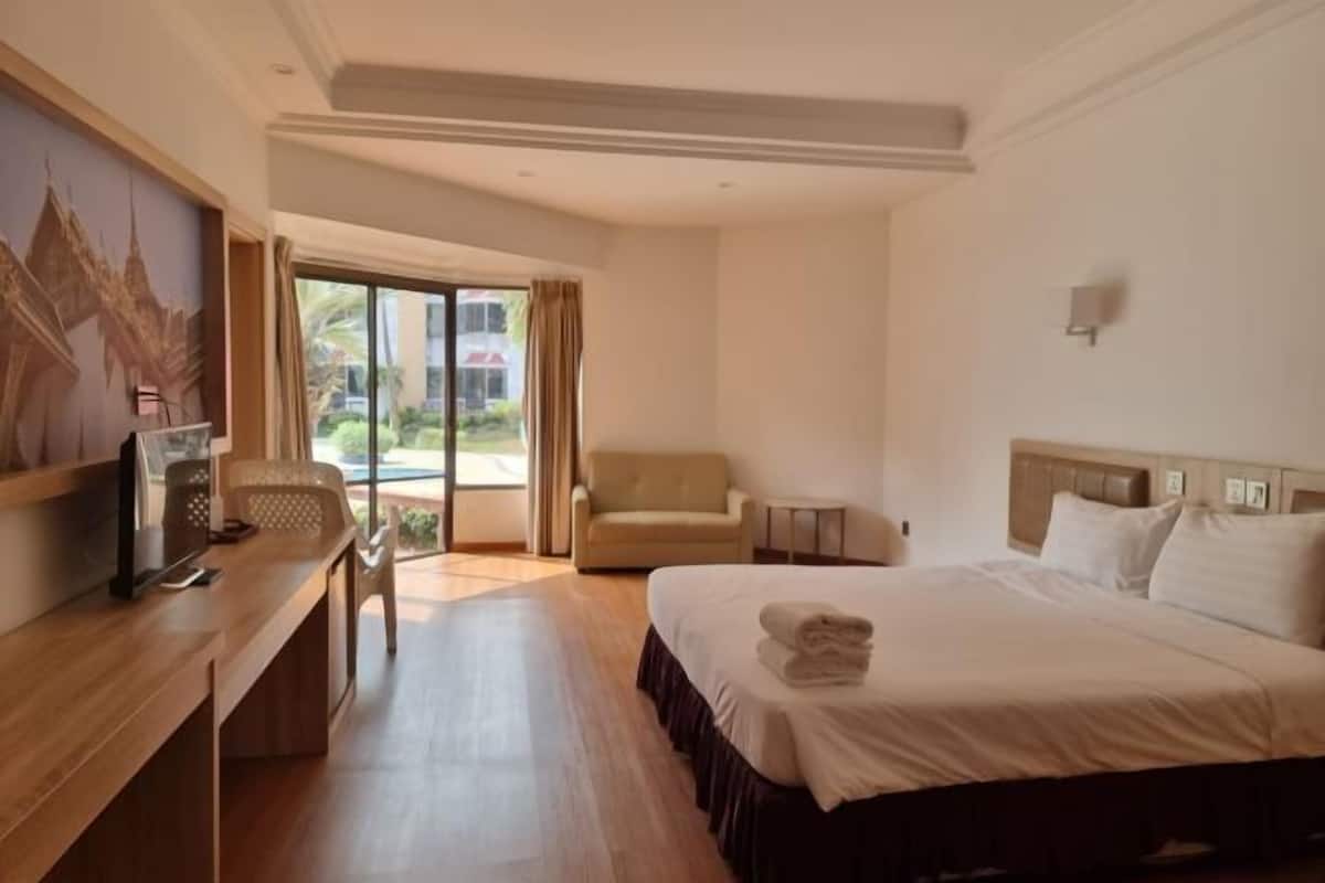 Minibar, in-room safe, free WiFi