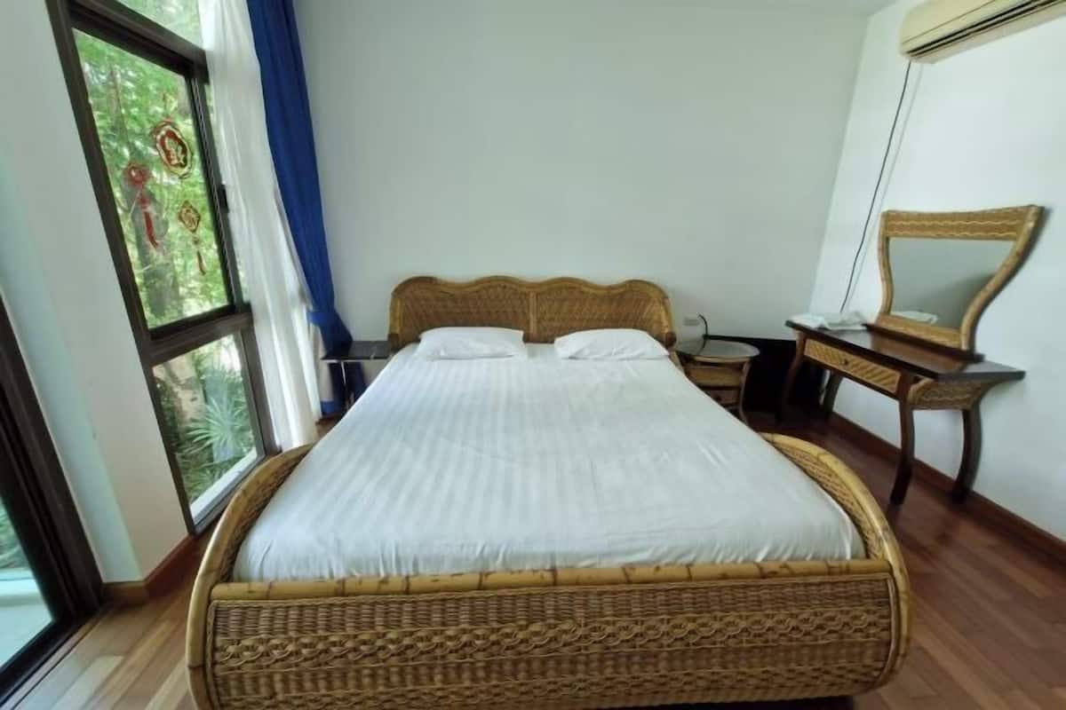 Minibar, in-room safe, free WiFi