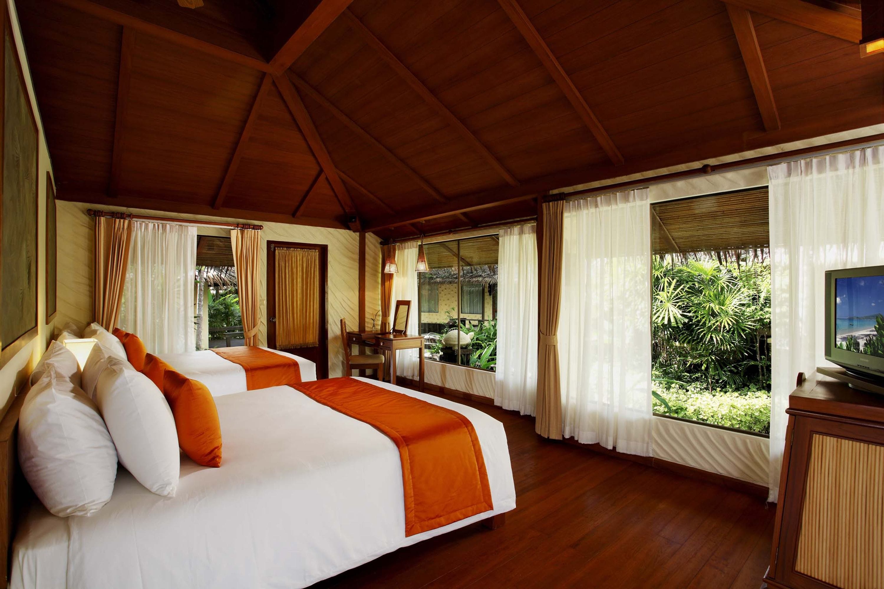 Minibar, in-room safe, individually decorated, individually furnished