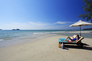 Na praia, toalhas de praia, prática de vôlei de praia, bar na praia 