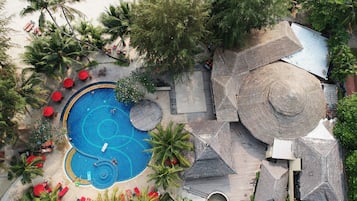 2 piscines extérieures, parasols de plage, chaises longues