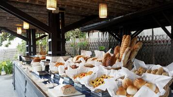 Breakfast (THB 648 per person)