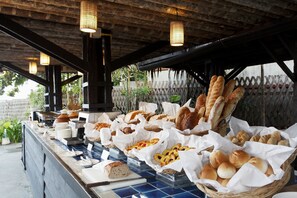 Café da manhã com buffet mediante uma taxa