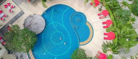 2 Außenpools, Sonnenschirme, Liegestühle