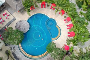 2 piscinas al aire libre, sombrillas, sillones reclinables de piscina