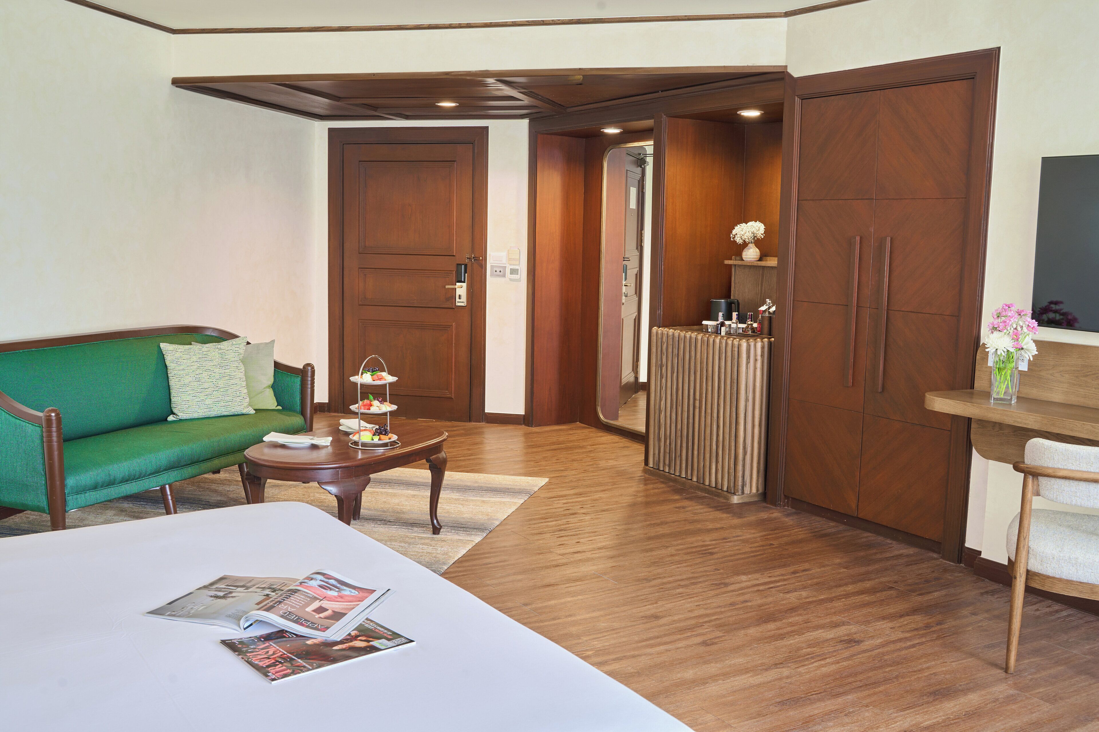 Premier Room, 1 King Bed | Minibar, in-room safe, desk, iron/ironing board