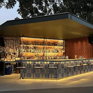 2 bares y bar junto a la piscina
