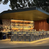 2 bares, bar junto a la piscina
