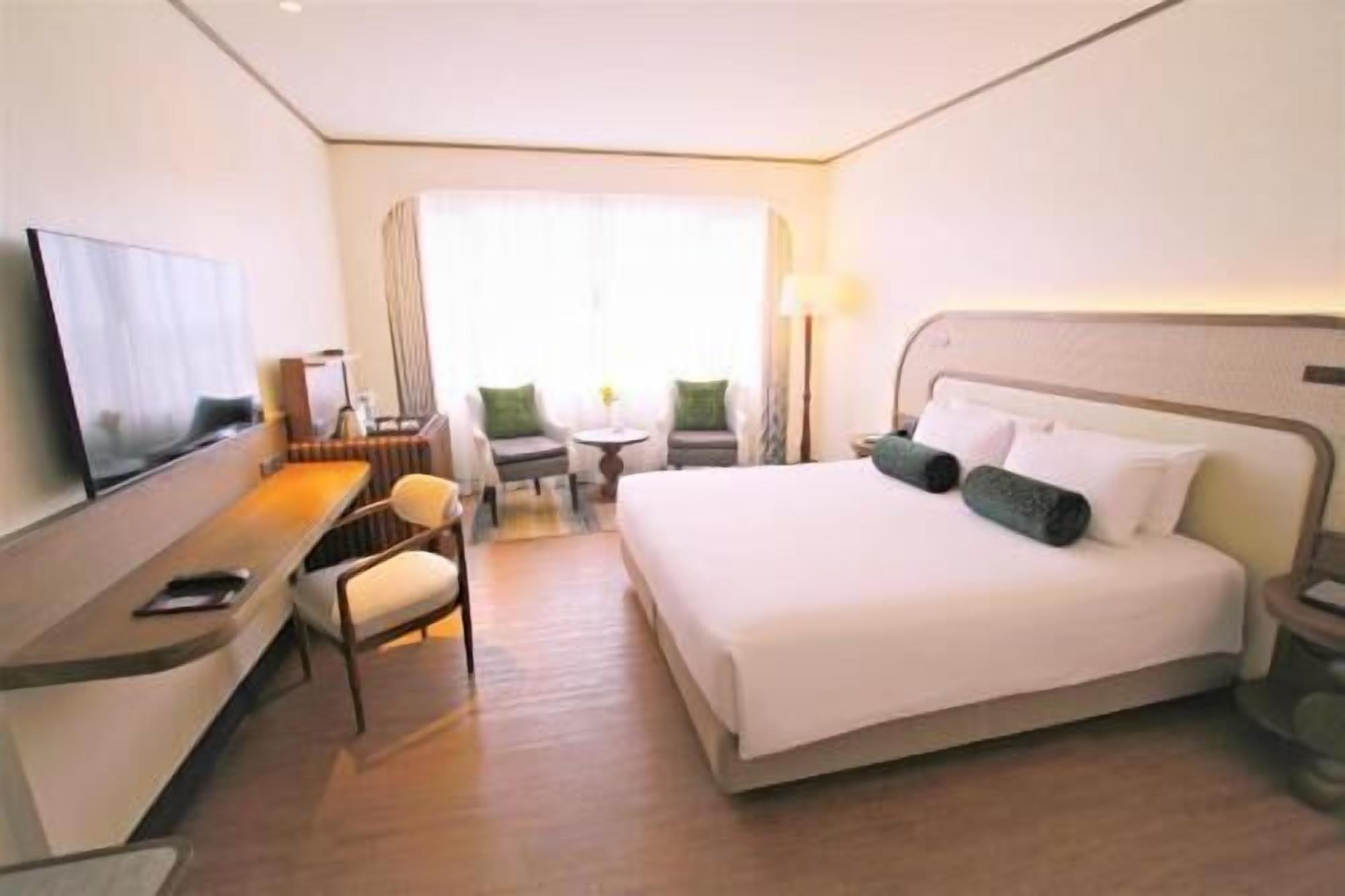 Minibar, in-room safe, desk, iron/ironing board