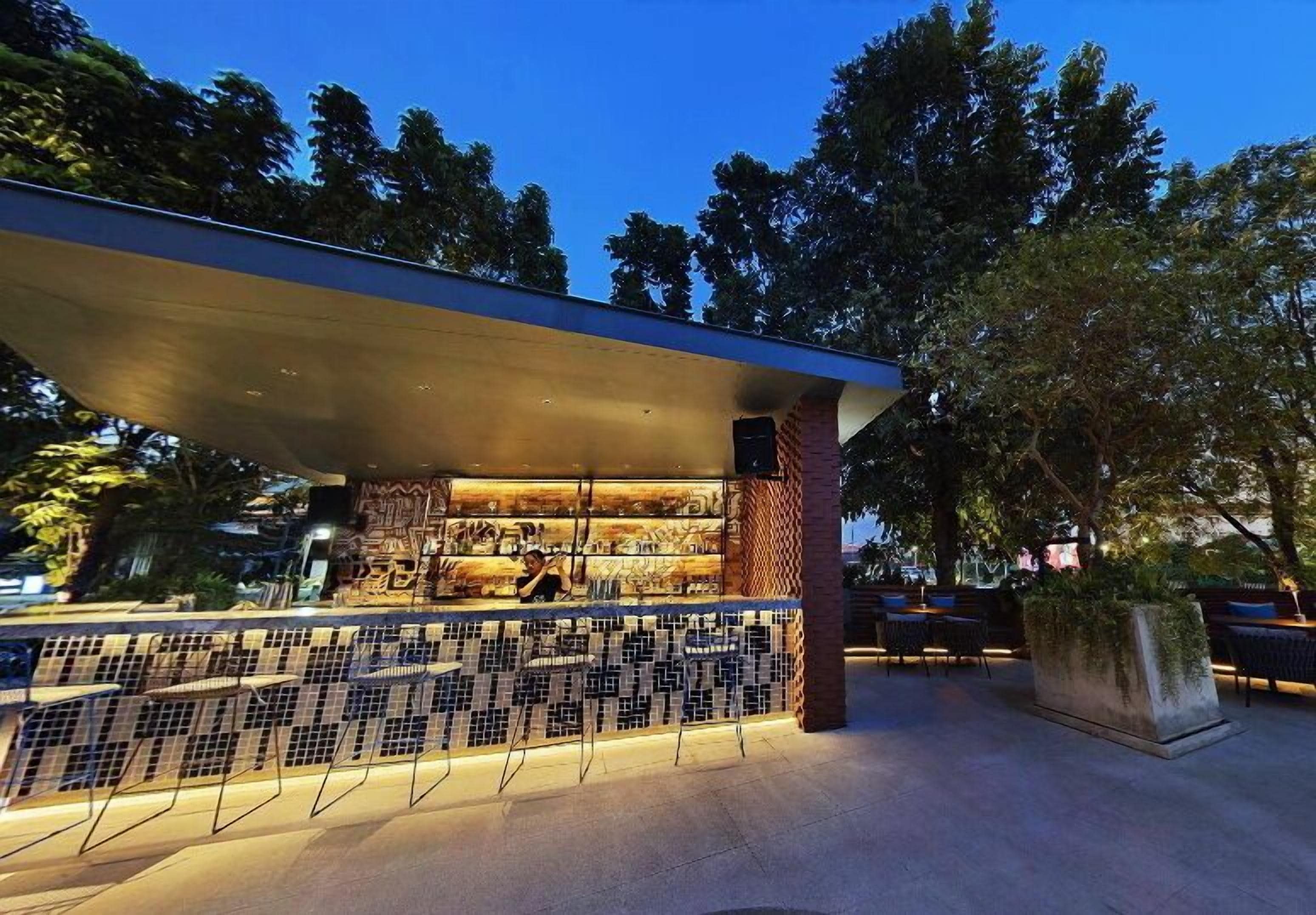 2 bars/lounges, poolside bar