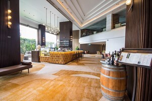 2 bár/társalgó, medence melletti bár