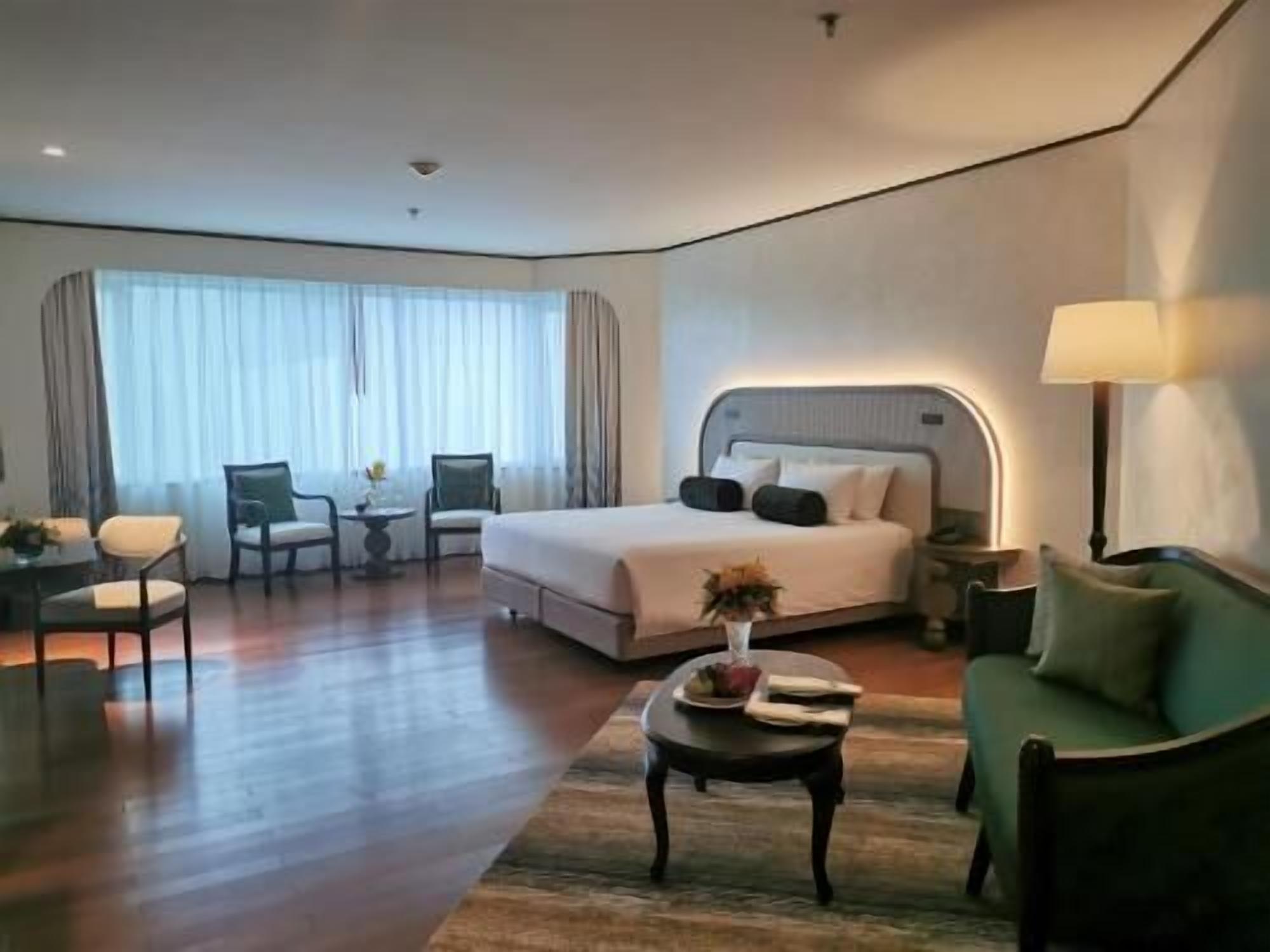 Minibar, in-room safe, desk, iron/ironing board