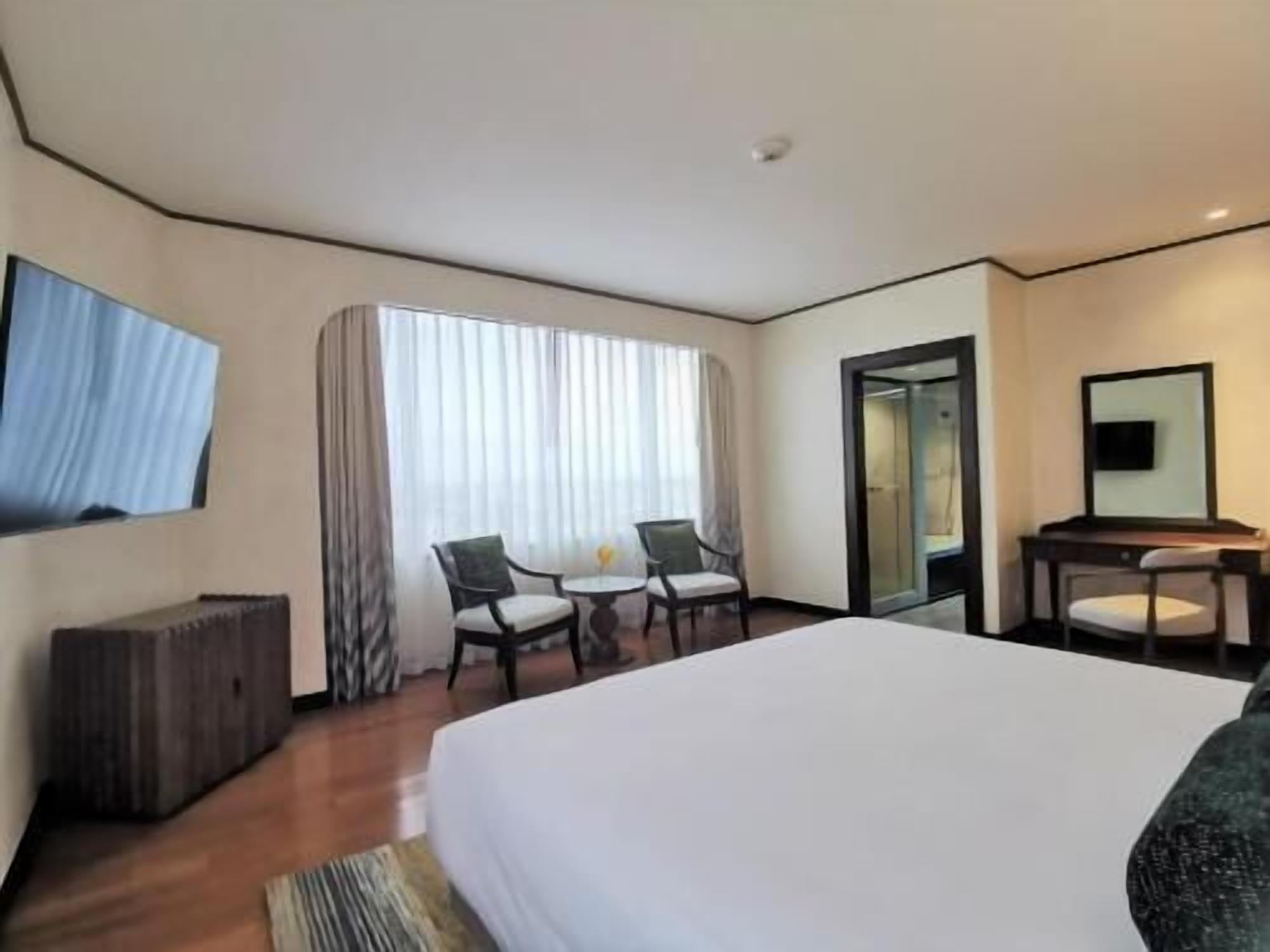 Minibar, in-room safe, desk, iron/ironing board