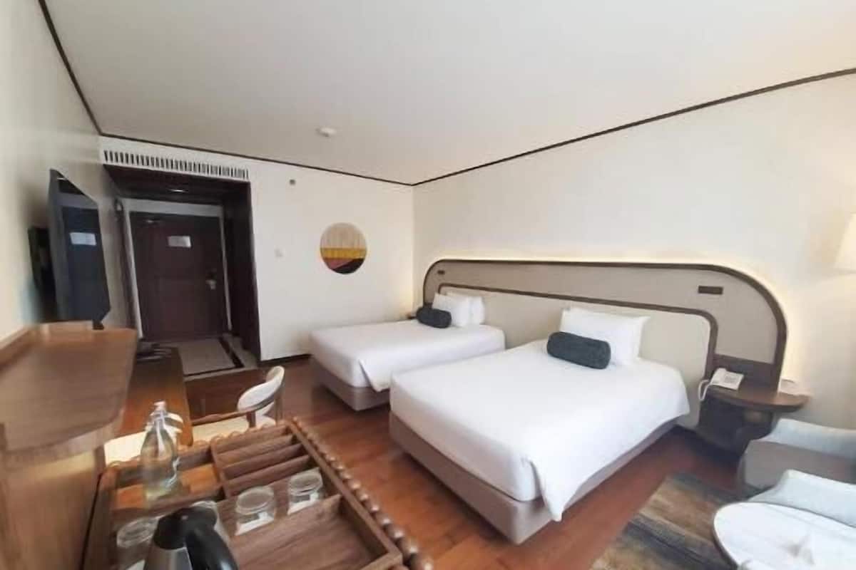 Minibar, in-room safe, desk, iron/ironing board