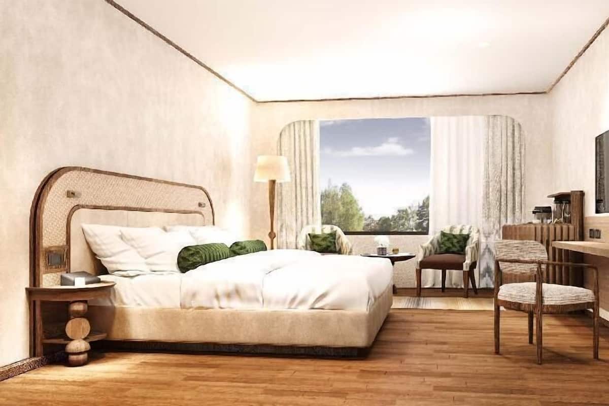 Minibar, in-room safe, desk, iron/ironing board